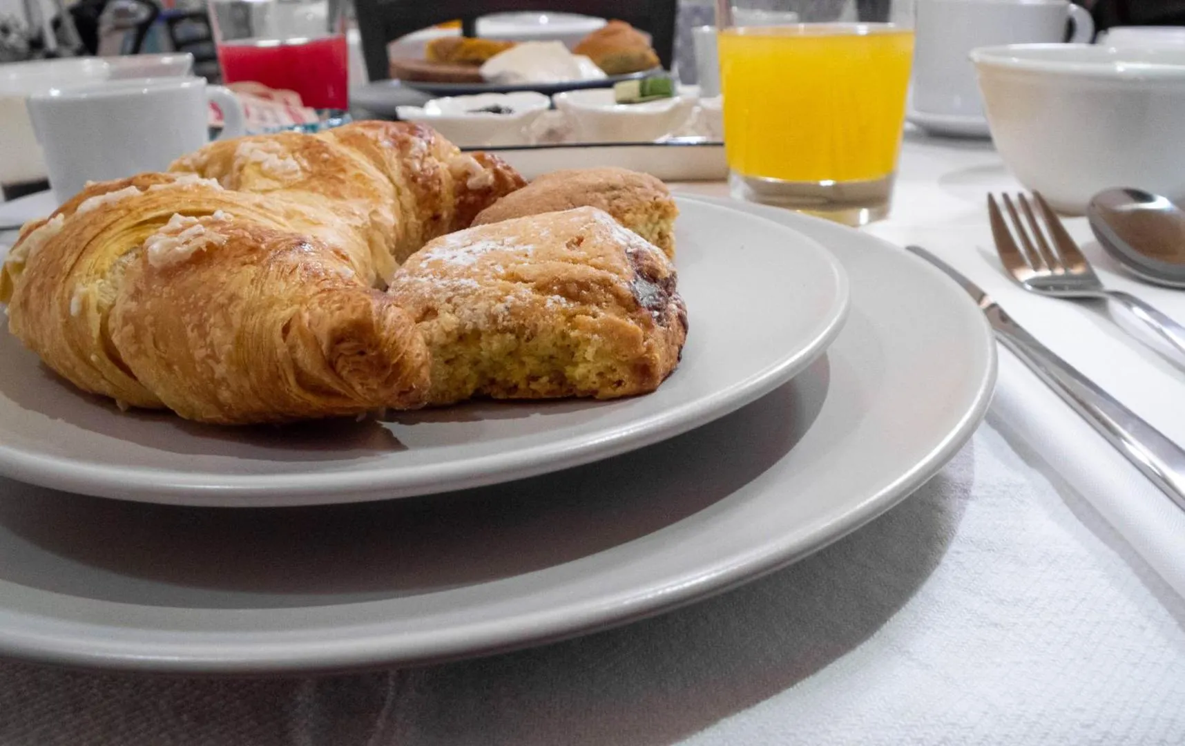 Crostata di fragole fatta in casa sul tavolo della colazione